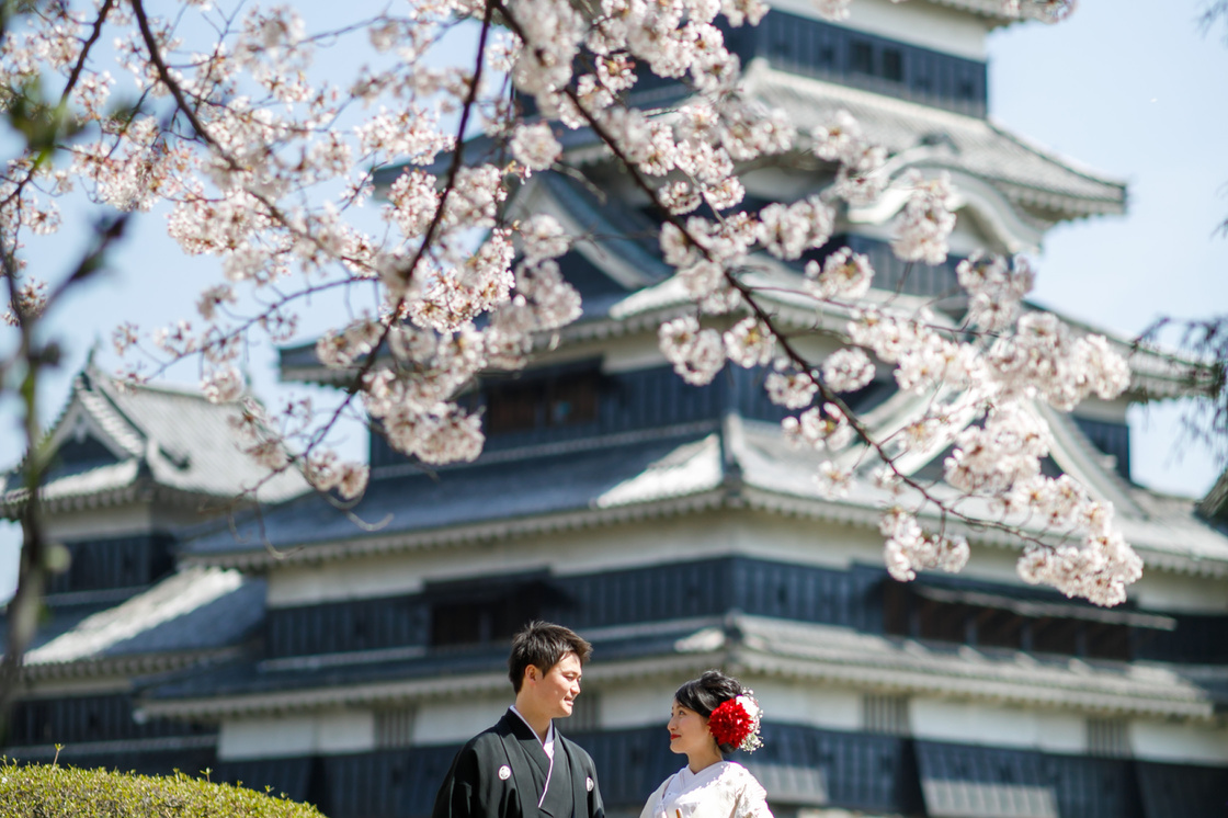 桜の咲く松本城公園でロケーションフォト